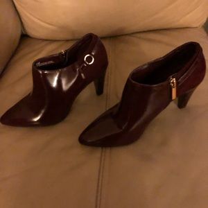 Gently used maroon ankle boots!